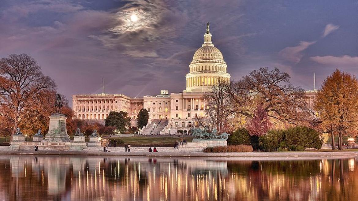 Night View of Capitol Building with Moon Rising, WC Woolf (https://creativecommons.org/licenses/by-sa/4.0/deed.en)